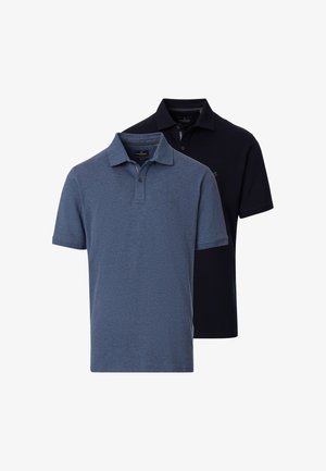 Zwei kurzärmelige Poloshirts, eines vorne blau und eines hinten schwarz, beide mit Kragen und Knöpfen vor weißem Hintergrund.