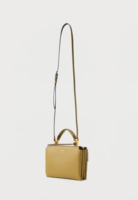 Pequena mala de mão em couro amarelo com forma estruturada, ferragens douradas, alça superior curta e alça longa destacável.