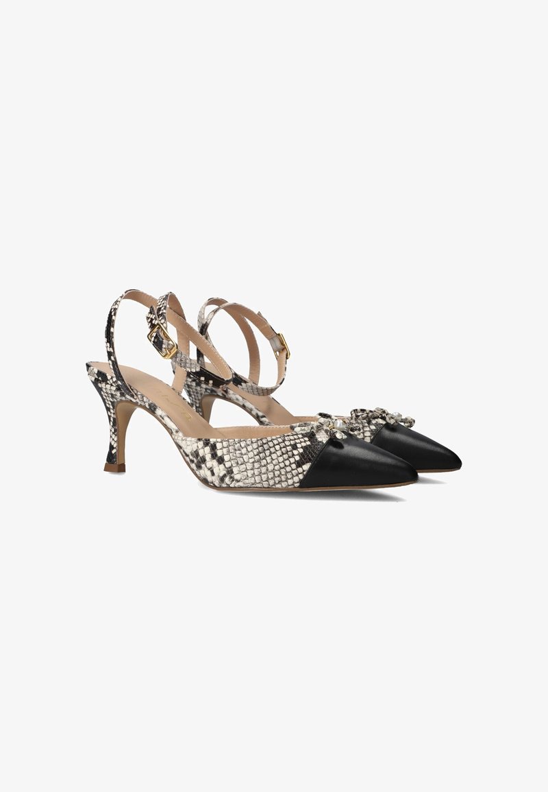 Puntige slingback hakken met zwart leer en slangenprint stof. Kenmerkt zich door een hak van gemiddelde hoogte en decoratieve versieringen aan de voorzijde.