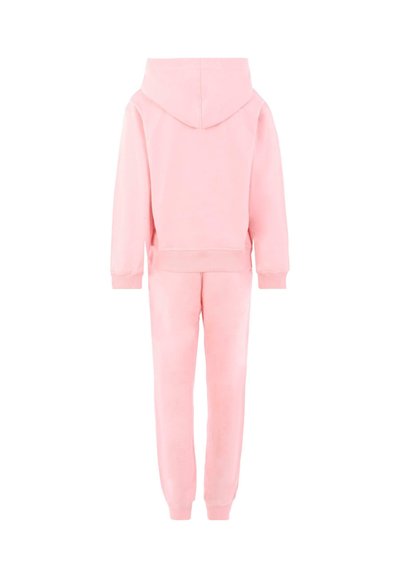 Różowy komplet bluzy i spodni dresowych wykonany z miękkiego materiału. Bluza ma kieszeń kangurzą i ściągacze przy mankietach. Gładka tekstura z luźnym krojem.