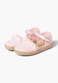 Scarpe espadrilles in tessuto rosa con suola in juta intrecciata e dettaglio in pizzo sulla parte anteriore. Cinturino regolabile con fibbia metallica.