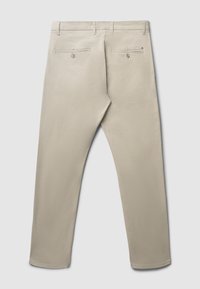Pantaloni beige chiaro con taglio dritto, dotati di due tasche posteriori con bottoni e cintura con passanti. Tessuto liscio e intrecciato.