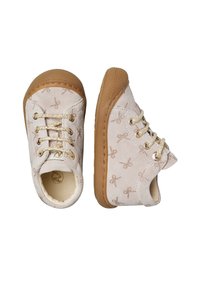 Sneaker beige in suede per bambini con lacci dorati, punterie in gomma e motivi a fiocco, mostrati dall'alto e di lato su sfondo bianco.