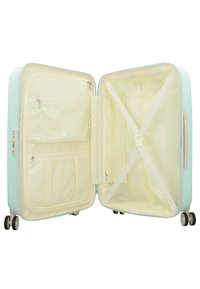 Harde koffer in lichtblauw met een gele binnenkant. Voorzien van een gaasvak, ritscompartimenten en kruisbanden voor veilige inpakmogelijkheden.