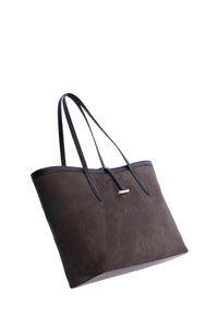 Bolso tote de ante marrón oscuro con ribete de cuero negro y asas dobles largas, exhibido sobre un fondo blanco.