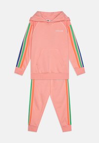 Kijelölve, semi pink spark