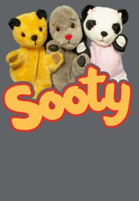 Tři plyšové loutky: žlutý medvěd, šedý pes a černobílá panda. Každá má odlišné rysy obličeje a textury. Text dole zní "Sooty."
