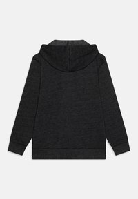 Felpa grigia scura in tessuto morbido, con cappuccio, maniche lunghe e polsini a costine. Design semplice senza loghi o motivi visibili.