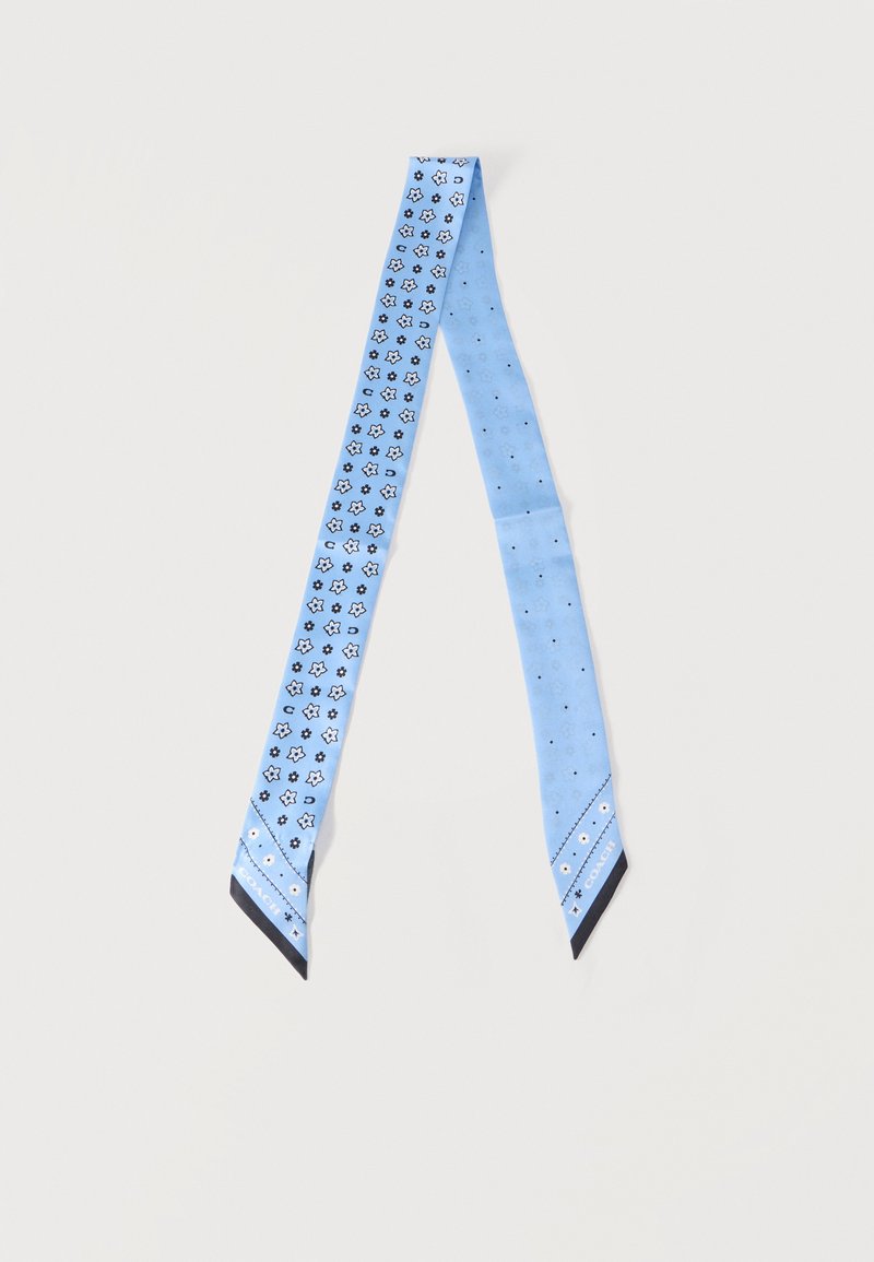 Ανοιχτό γαλάζιο στενό κασκόλ με μαύρα και λευκά λουλουδένια σχέδια, πιο σκούρα άκρα και λογότυπο «Coach» σε κάθε άκρο, τοποθετημένο επίπεδα σε λευκό φόντο.