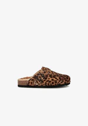 Leopardprint clogs med blødt pelsfor, sort spænde hardware, kork mellemsål og sort gummisål; slip-on design.