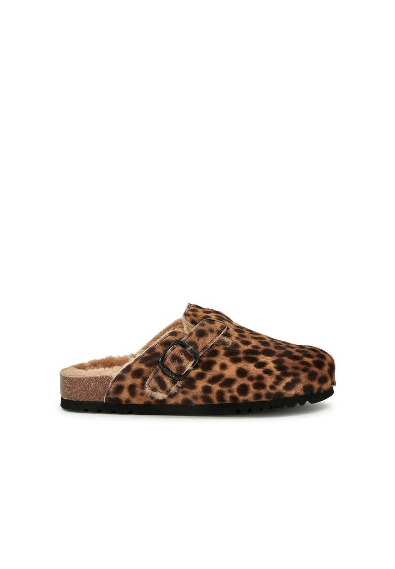 Zoccoli con stampa leopardata, foderati in morbido pellicciotto, con hardware in metallo nero, suola in sughero e suola esterna in gomma nera; design slip-on.