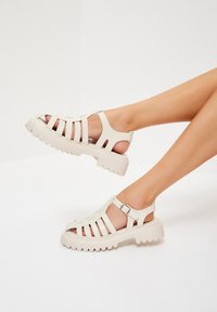 Cesare Gaspari Páskové sandály  - beige