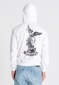 Sudadera blanca con un gráfico negro de una figura alada y el texto "Kavanagh" en la parte posterior. Tejido suave, con mangas largas y capucha.