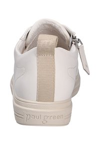 Sneaker bianca in pelle con accentuazione beige sul tallone, dotata di chiusura con cerniera e pannello testurizzato. Logo Paul Green sulla suola.
