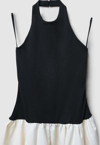 Abito nero senza maniche con collo alto, dotato di un orlo bianco volantes e una chiusura sul retro. Tessuto liscio e dettaglio di colore a contrasto.