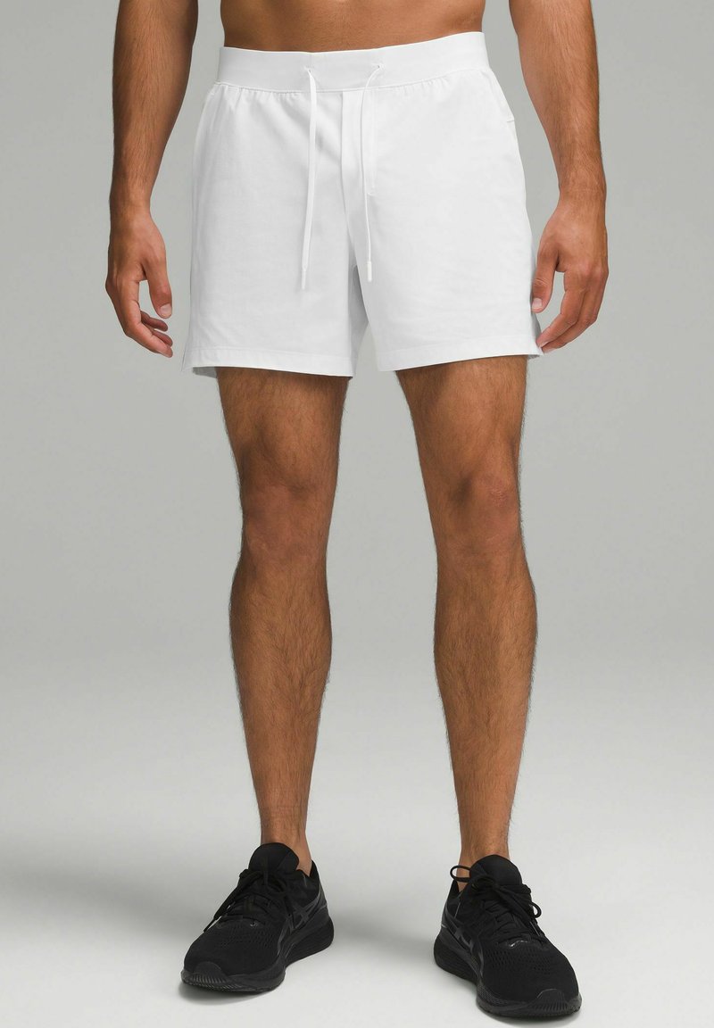 lululemon ZEROED IN LINERLESS 13CM - Träningsshorts - white