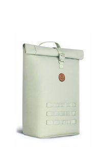 Hellgrüner Rolltop-Rucksack aus robustem Material, mit einem Lederlogo-Patch und drei horizontalen Riemen auf der Vorderseite.