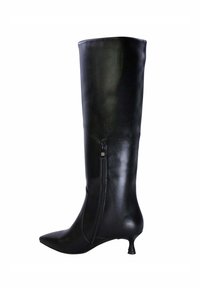 Stivale nero in pelle, alto fino al ginocchio, con punta affusolata e tacco a kitten; presenta una zip laterale per la chiusura e una superficie liscia e lucida.