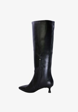 Stivale nero in pelle, alto fino al ginocchio, con punta affusolata e tacco a kitten; presenta una zip laterale per la chiusura e una superficie liscia e lucida.