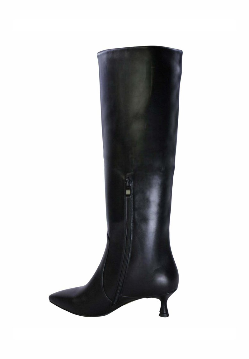 Stivale nero in pelle, alto fino al ginocchio, con punta affusolata e tacco a kitten; presenta una zip laterale per la chiusura e una superficie liscia e lucida.