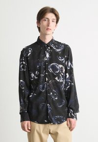 Schwarzes Langarmhemd mit floralem Muster in Blau- und Weißtönen. Verfügt über eine durchgehende Knopfleiste und ein klassisches Kragen-Design.