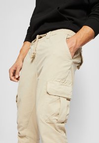 Urban Classics CARGO JOGGING PANTS - Oldalzsebes nadrágok - sand