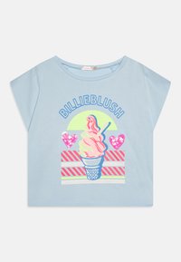 Világoskék pamut póló rövid ujjakkal, jégkrém tölcsér grafikával, csillogó szívekkel és színes "BILLIEBLUSH" felirattal.