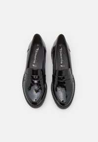 Paire de mocassins pour femmes noirs brillants avec motif texturé, bout arrondi et petit talon, taille 37 de la marque Tamaris.