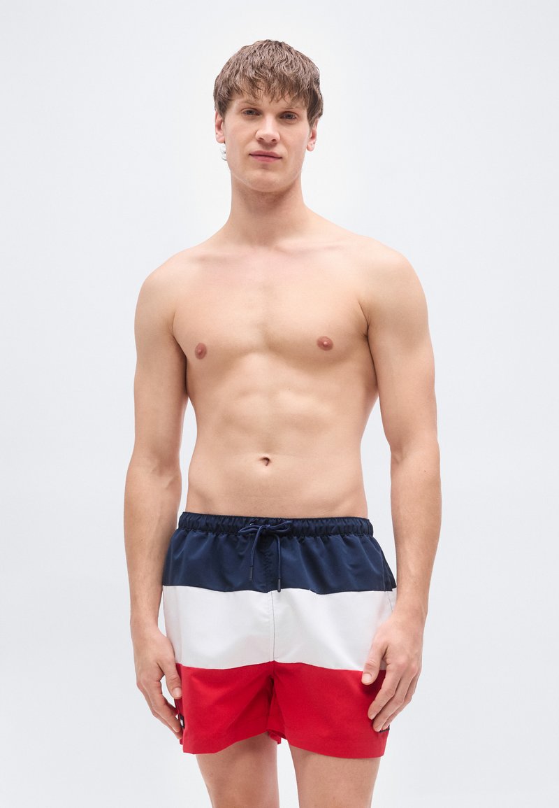 Μπλε ναυτικό, λευκό και κόκκινο μαγιό βερμούδα με ελαστική μέση και κορδόνι, με οριζόντια χρωματικά μπλοκ και λεία υφή.