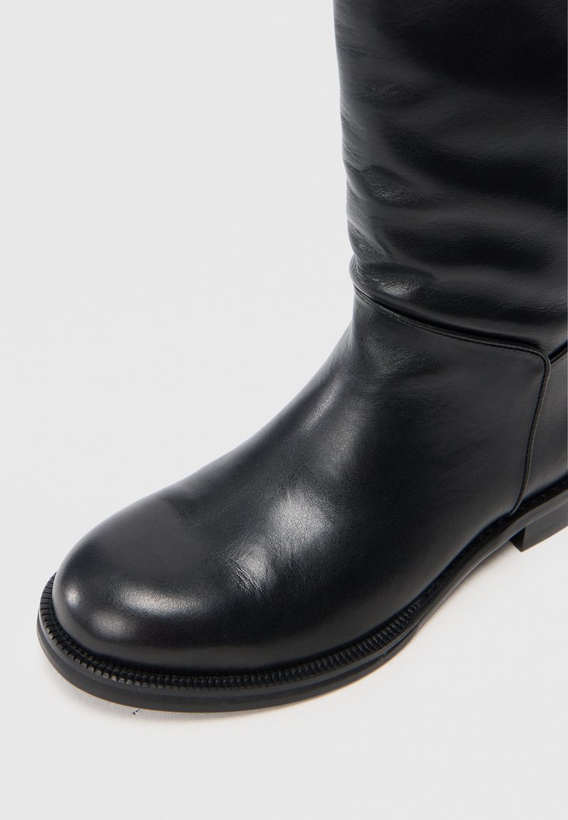 Schwarze Lederkniehohe Stiefel mit runder Zehenform, glatter Textur und dezenten Nähten entlang der Sohle und am oberen Rand.