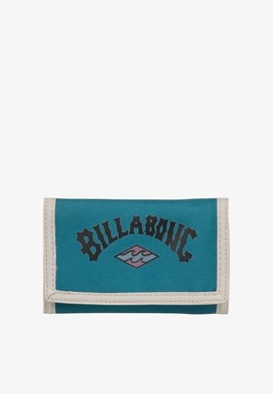 Złożony niebieski portfel materiałowy z białą lamówką i czarnym napisem "Billabong" nad niebiesko-różowym logo fali na przedniej klapce.