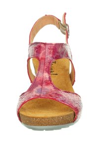 Rosa Schlangen-Muster Sandale mit offener Zehenpartie, ausgeschnittenen Seiten, verstellbarem Knöchelriemen und gepolstertem Korkfußbett. Flache Gummisohle.