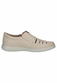 Beige leren instapschoenen met open sleuven op de bovenkant, witte rubberen zool en minimale stikdetails. Gladde textuur.