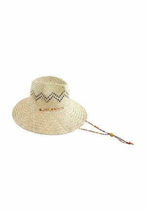 Chapeau de paille tressée à large bord avec des trous de ventilation en zigzag et une lanière de menton perlée multicolore avec un bouton en bois réglable.