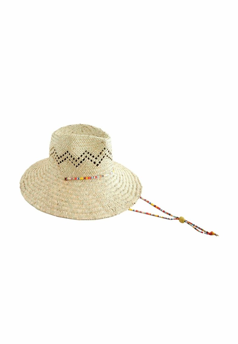 Chapeau de paille tressée à large bord avec des trous de ventilation en zigzag et une lanière de menton perlée multicolore avec un bouton en bois réglable.