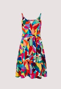 Robe multicolore avec un motif de feuilles vibrant, fabriquée en tissu léger, avec des bretelles spaghetti et un design enveloppant, jupe évasée.