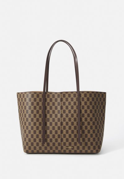 Bolso tote marrón con una textura estampada que presenta formas geométricas entrelazadas, asas marrones resistentes y un diseño de tapa abierta.