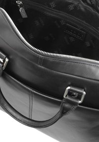 Musta nahkainen laukku, jossa on sileä pinta, vetoketju, hopeiset yksityiskohdat ja kuvioitu sisus, jossa on brändilogo.