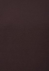 Brauner gerippter Stoff mit feiner Textur, der vertikale Linien aufweist und eine enge Passform hat, geeignet für die Herstellung von Kleidung oder Polsterungen.