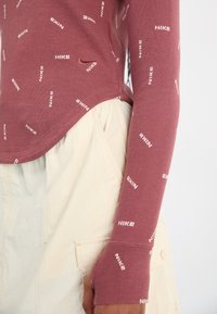 Nike Sportswear LOGO - Vesta - red sepia/light orewood brown/white