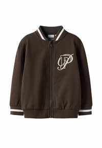 Bruine ritssluiting jacket van gladde stof, met een wit gestreepte ribgebreide kraag en manchetten, en een opvallende geborduurde logo op de borst.