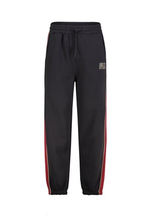 Schwarze Jogginghose mit elastischem Bund und Bündchen, roten und weißen Seitenstreifen sowie dem Logo "SBLVL STUDIO" auf dem linken Oberschenkel.