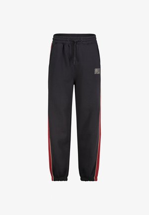 Schwarze Jogginghose mit elastischem Bund und Bündchen, roten und weißen Seitenstreifen sowie dem Logo "SBLVL STUDIO" auf dem linken Oberschenkel.