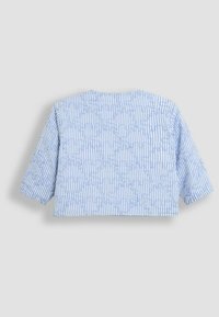 Blauw-witte gestreepte cropped top met driekwart mouwen, met een textuur van lussen en een ronde halslijn.