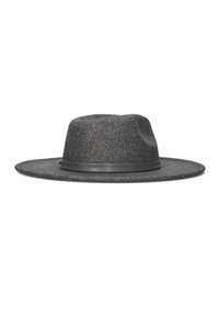 Grijze vilten hoed met een brede rand en een afgeronde kroon, met een zwarte band rondom de basis. Het materiaal oogt zacht en heeft een gladde textuur.