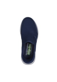Marinblå slip-on skor gjorda av andningsbart mesh med en dämpande innersula och en kontrasterande vit gummisula. Inkluderar en grön "SKECHERS Slip-Ins" logotyp.