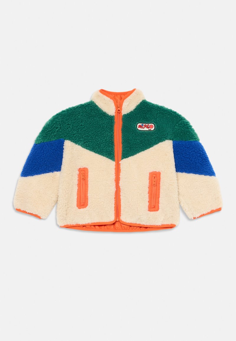 Flauschige Jacke mit Reißverschluss in grünem Top, cremefarbenem Körper, blauen Ärmelpatches, orangefarbenen Akzenten und "Disco"-Patch auf der Brust, flach auf weißem Hintergrund ausgelegt.