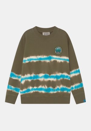 Olivově zelená mikina s modrými a krémovými pruhy tie-dye. Má kulatý výstřih, dlouhé rukávy a přední kapsu. Přítomné vyšívané logo.