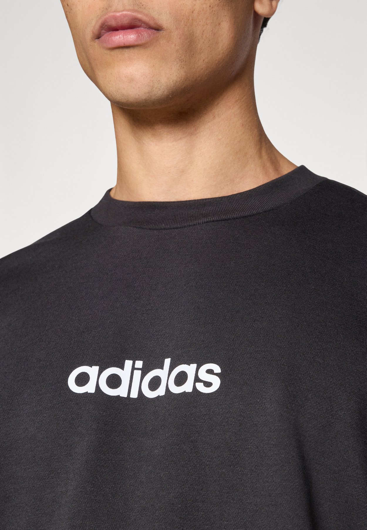 ESSENTIALS LINEAR FLEECE