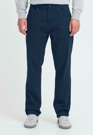 Pantalon en coton bleu marine avec une coupe droite, doté de poches latérales, d'une fermeture à bouton à l'avant et d'une texture lisse.